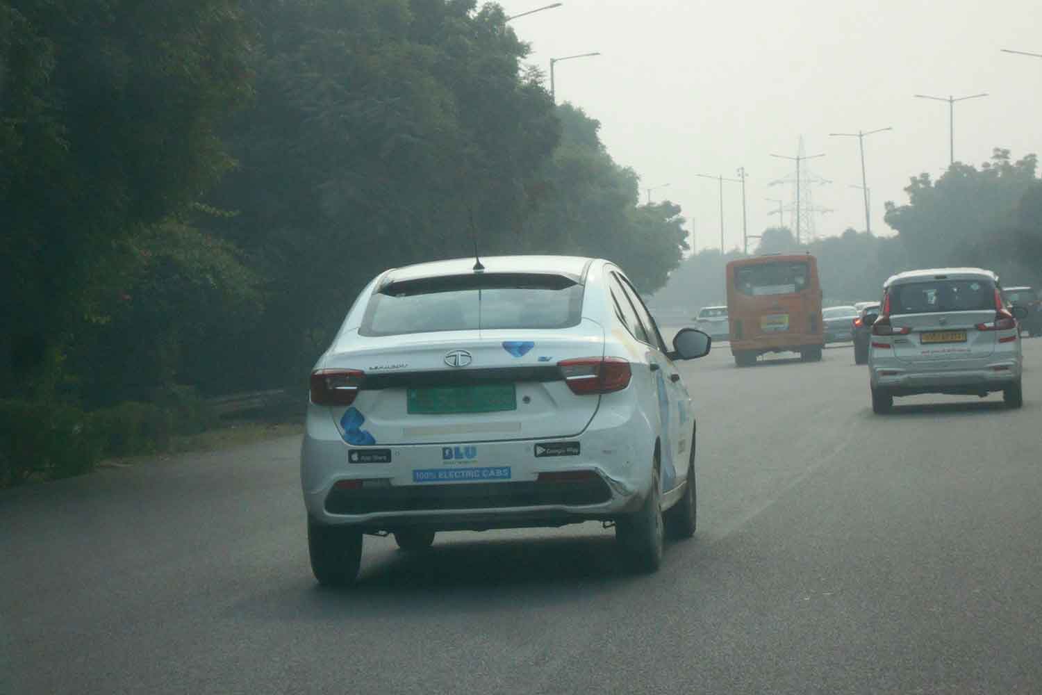 デリー市内を走るEV車両