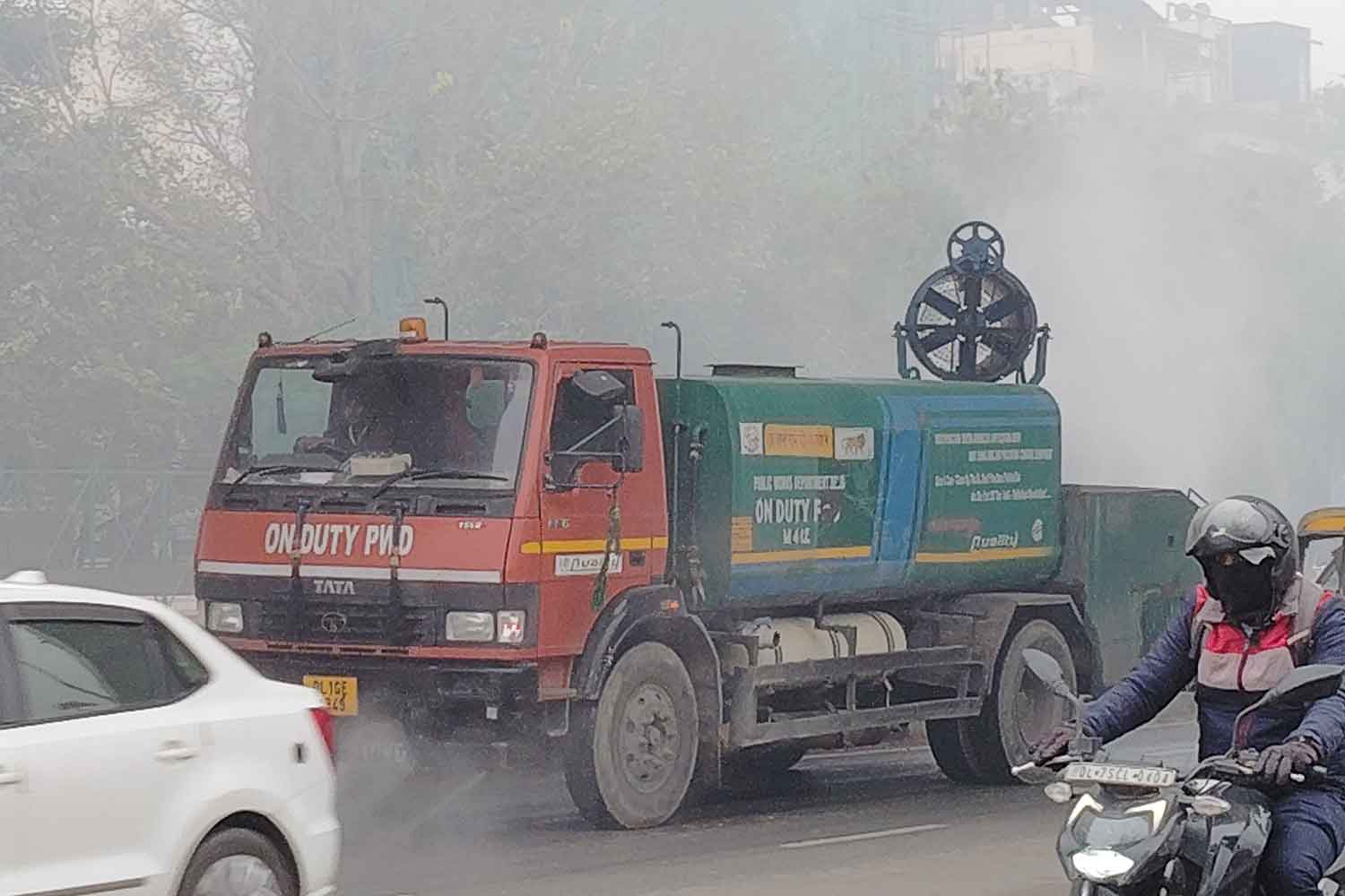 デリー市内を走る霧状にした水を空中に散水するトラック