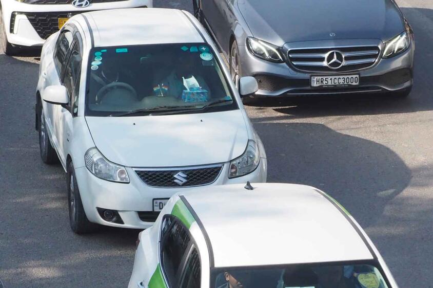 過酷なインドではやっぱり頑丈な日本車が人気！　歩道橋から定点観測してわかったスズキの存在感