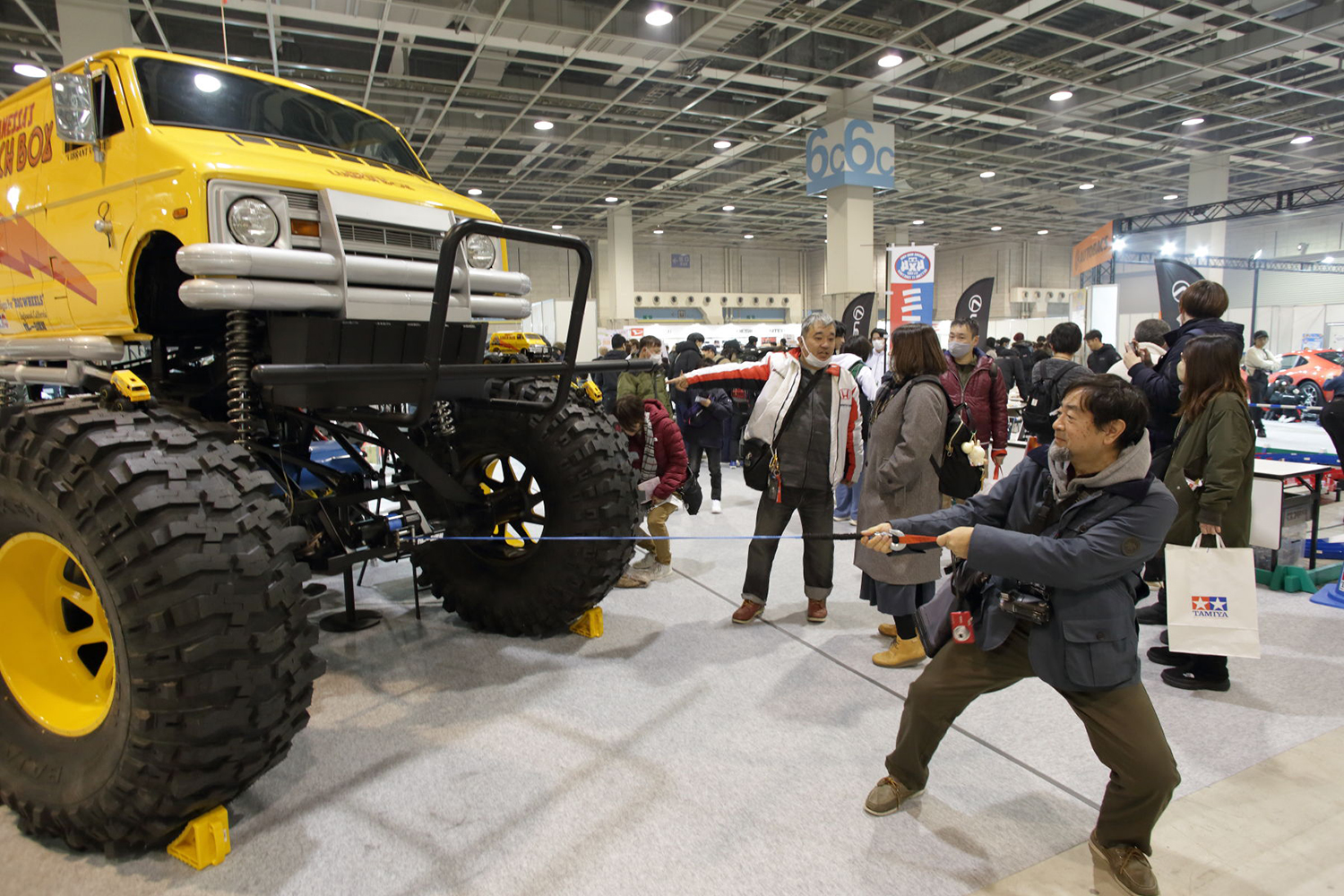 ガレージ愛知が製作した「実車ランチボックス」のワイヤーを引くようす 〜 画像6