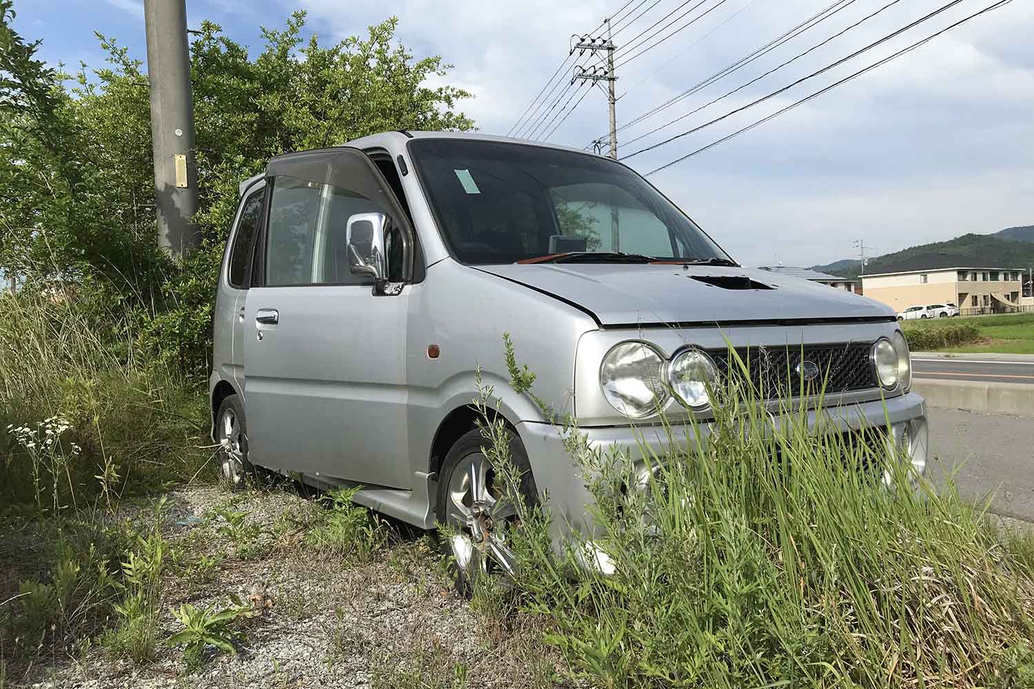 路肩に放置された車両