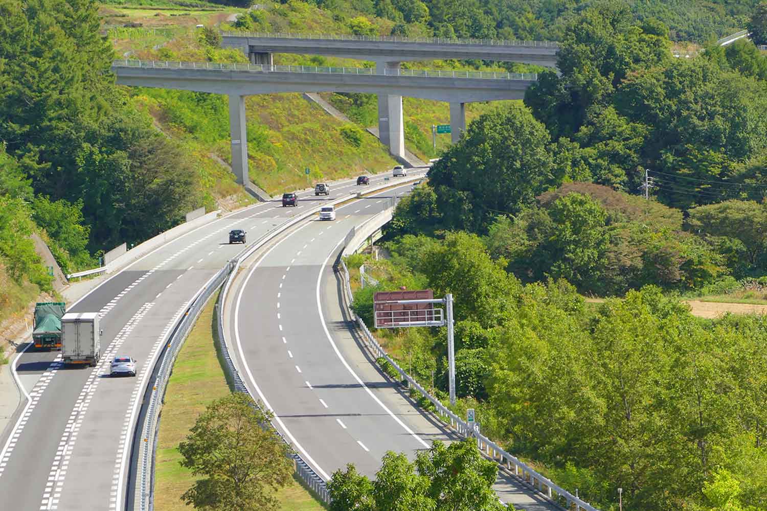 片側の車線が増えている高速道路の様子 〜 画像5