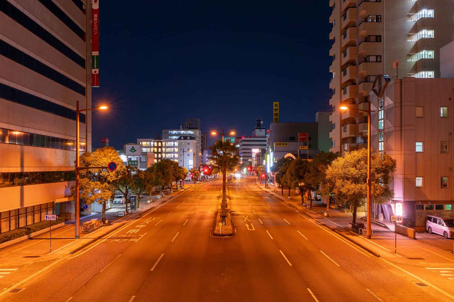 夜間の大通り