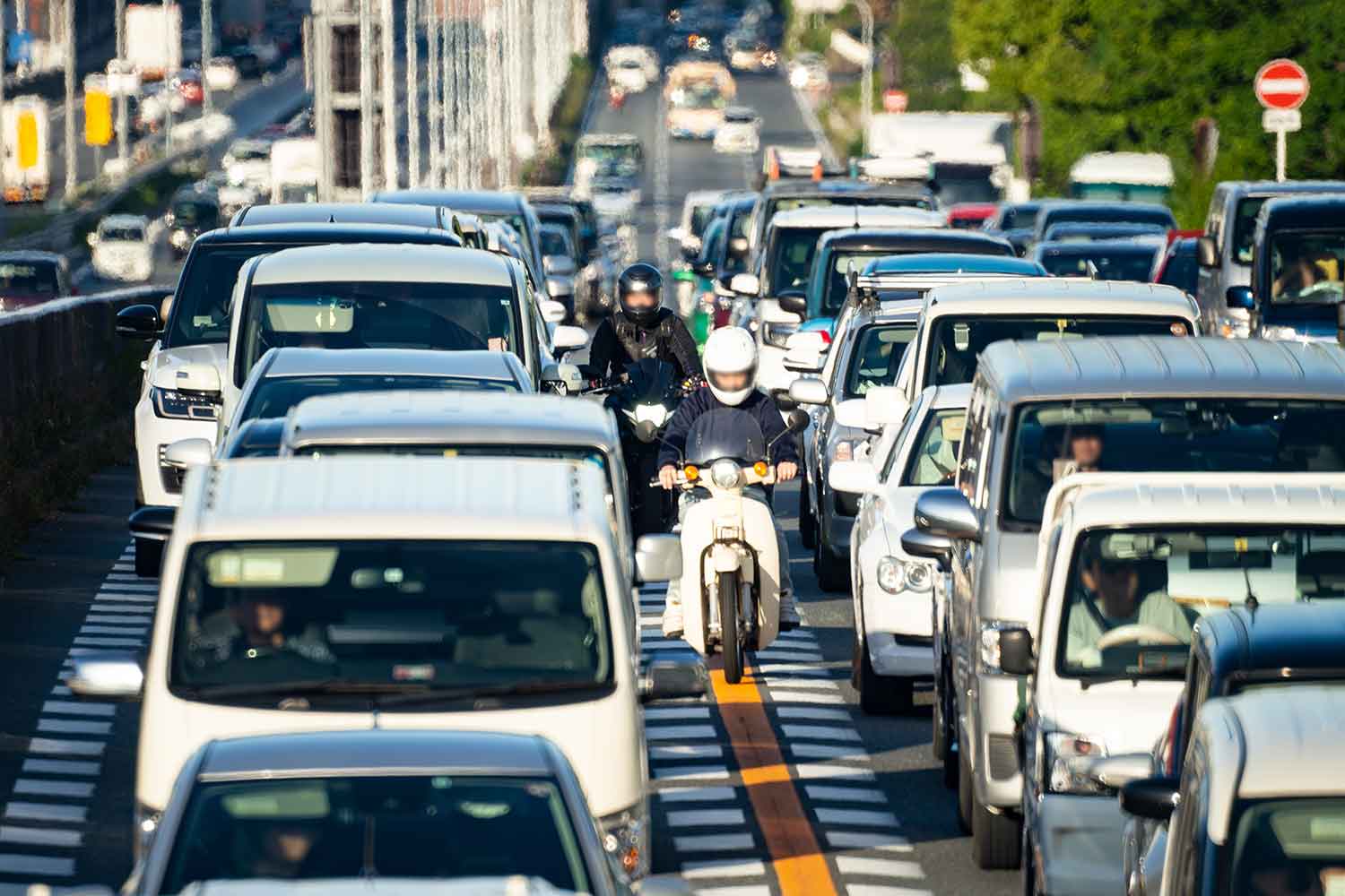 バイクが車列をすり抜けている様子