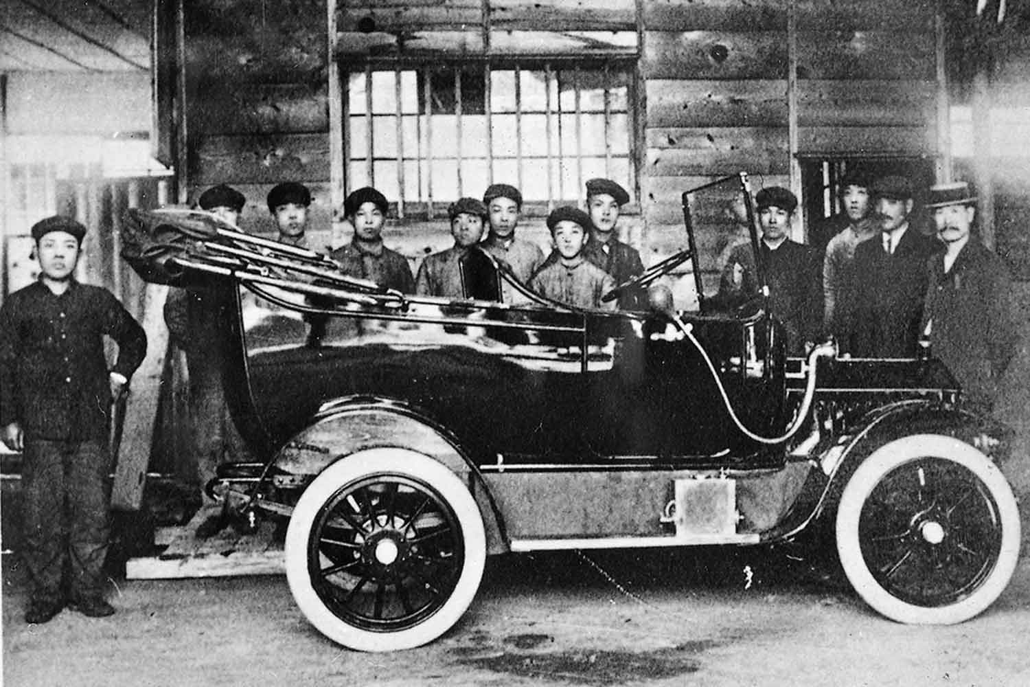 1910年代に生産されたダット自動車と社員たち