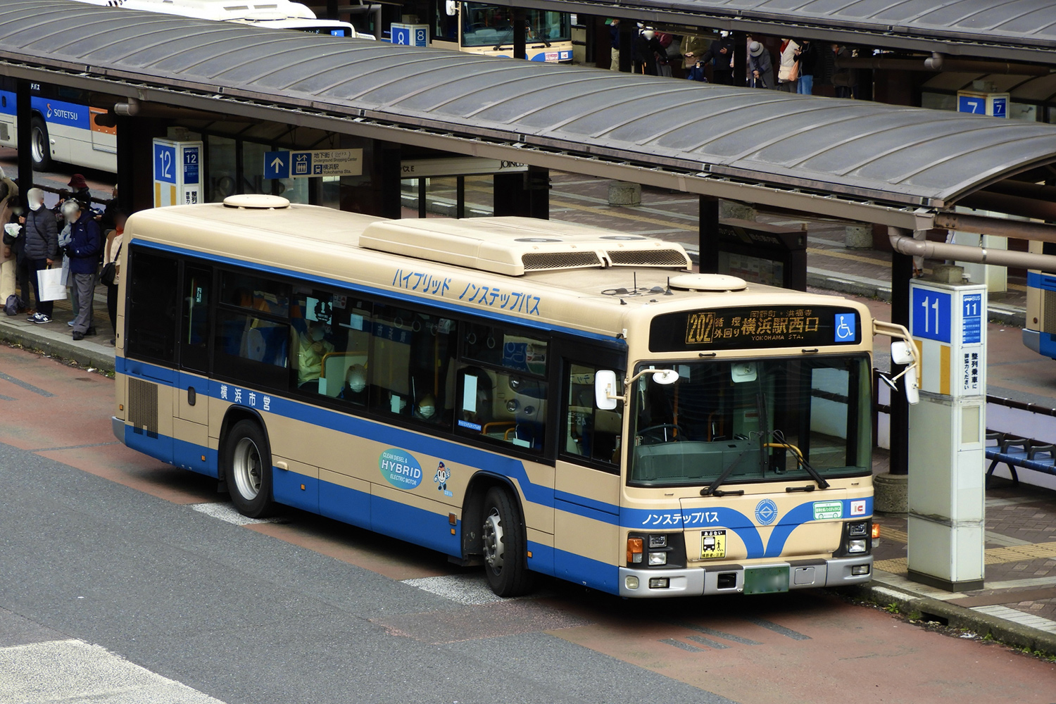 バス停に停車している路線バス 〜 画像5