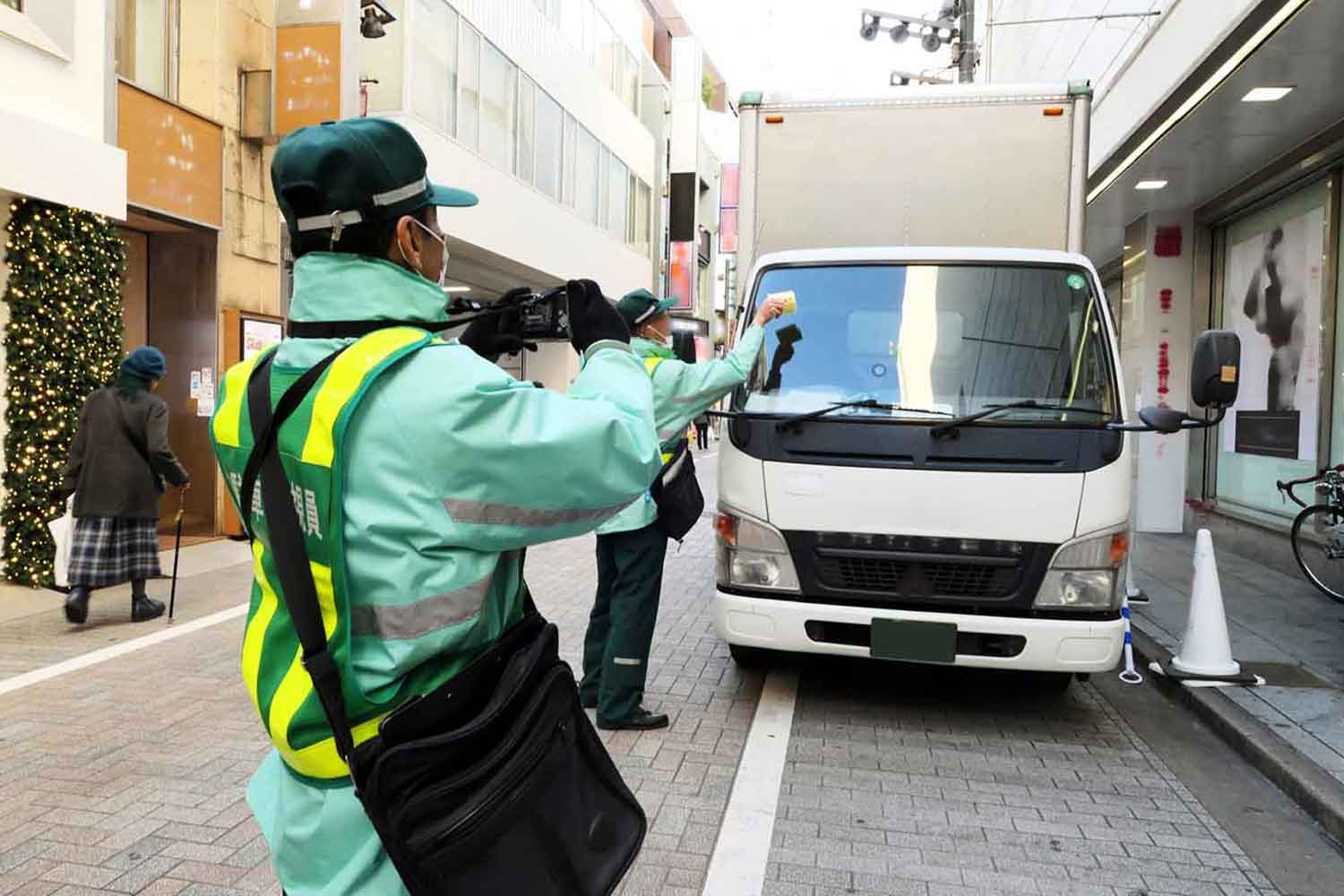 駐車違反切符を貼っている様子