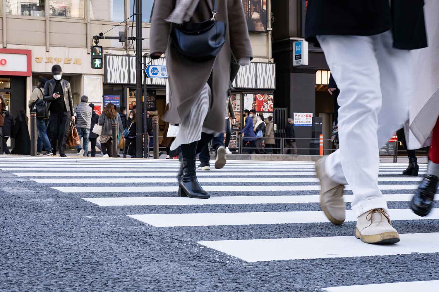 横断歩道を渡る人々の足元