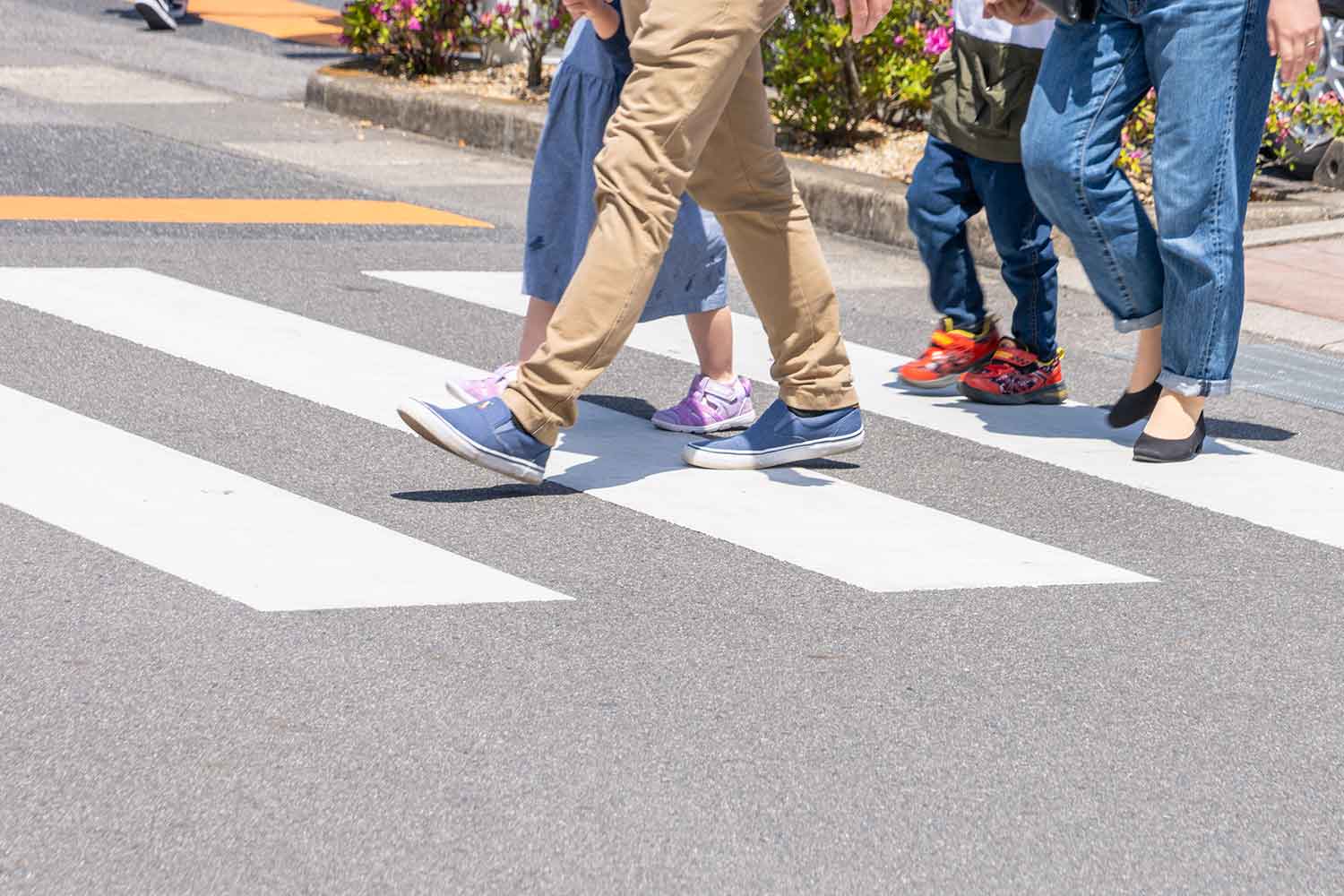 横断歩道を渡り始めている人の足元