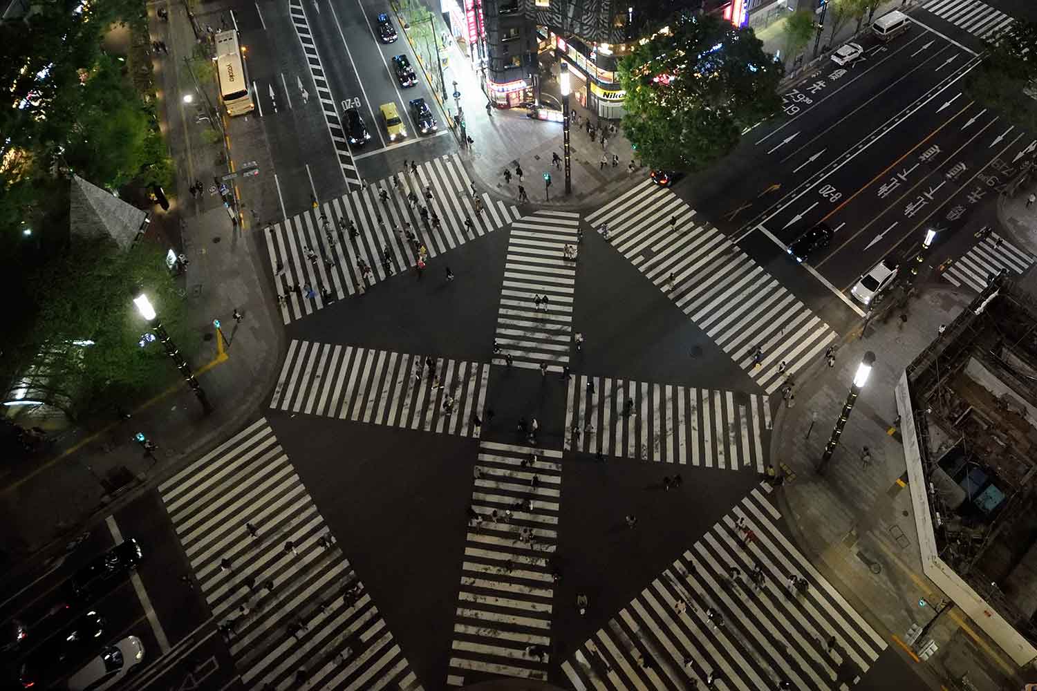 夜間の大通りの横断歩道