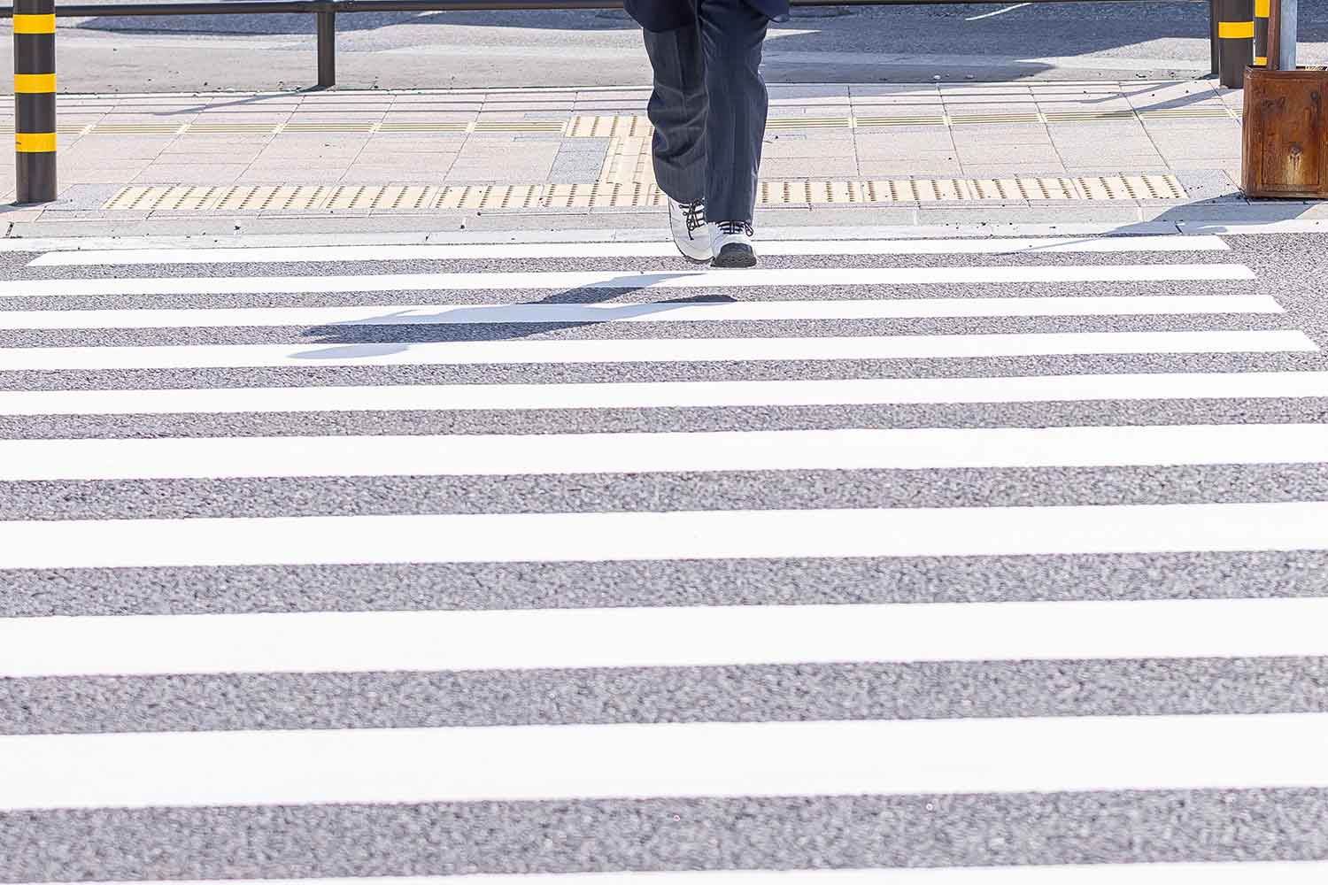 横断歩道を走って渡る人の足元