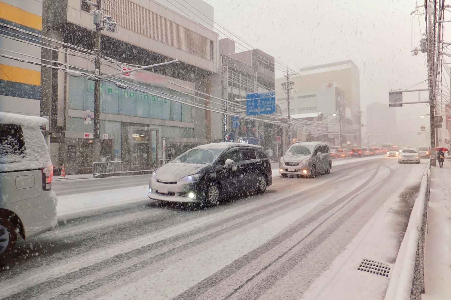 スタッドレスタイヤとサマータイヤの知っておきたい特性