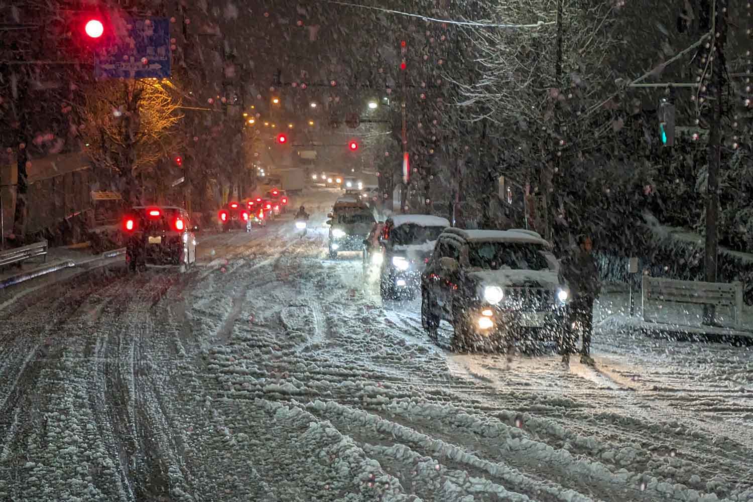 夜間の道路で立ち往生しているクルマの車列