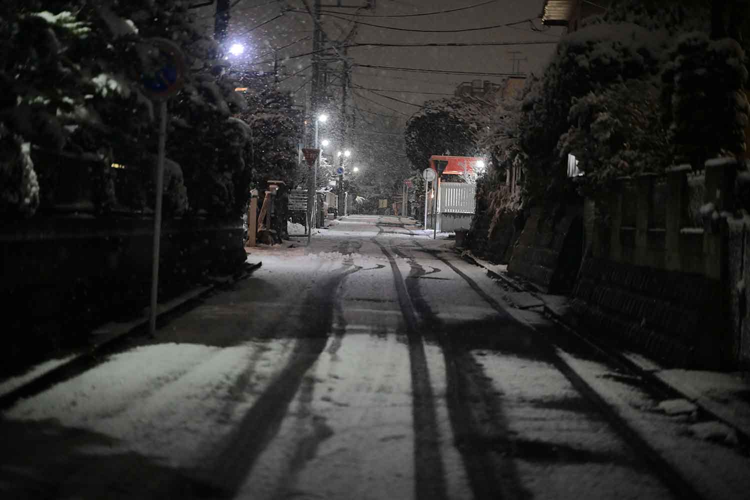 降雪した夜間の住宅街の道路 〜 画像8