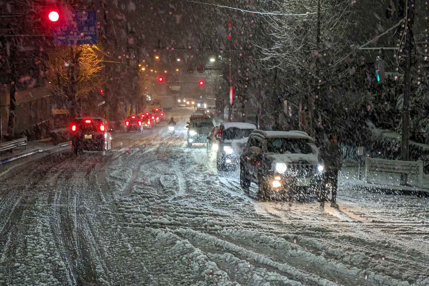 雪道を走るクルマ