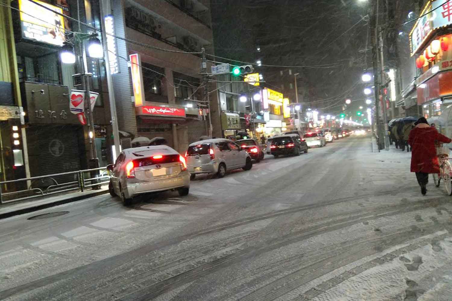 突然の降雪で渋滞している道路