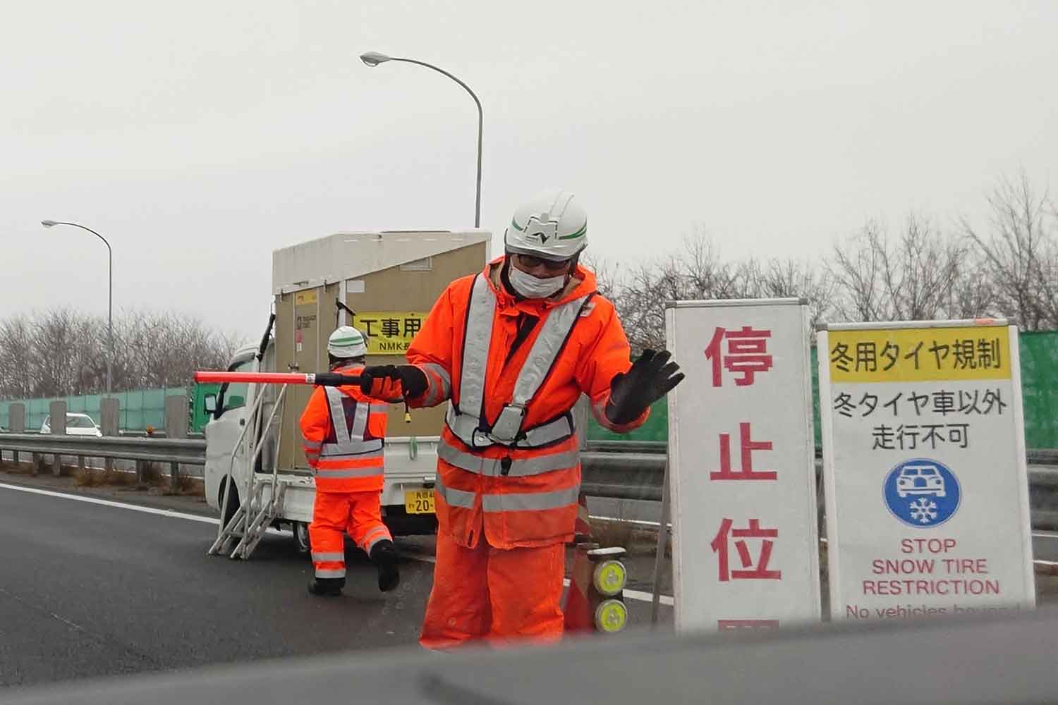 「冬用タイヤ規制」の対象内での検査様子