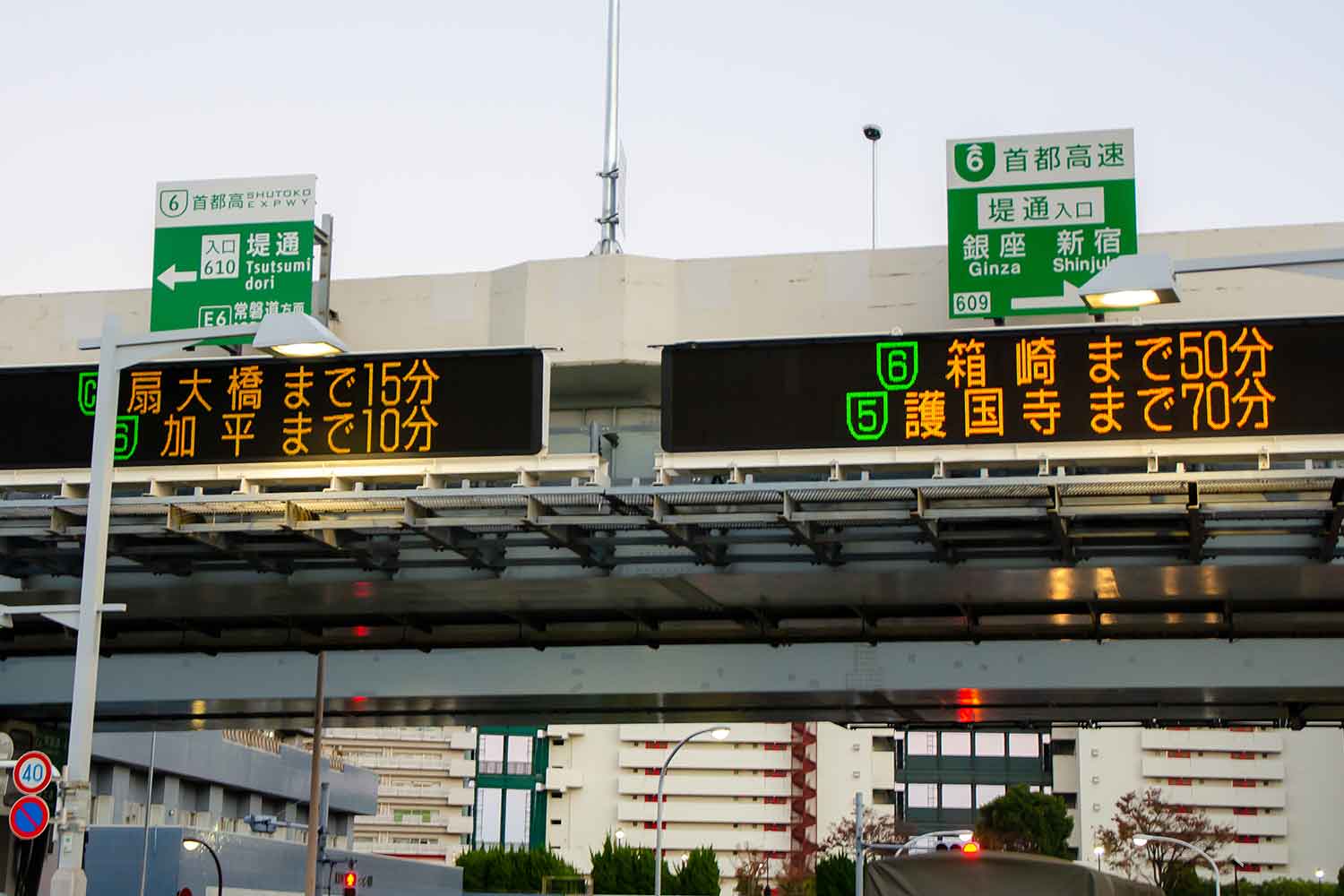 目的地までの所要時間は実際に通行する車両を検知して区間速度が算出されていた