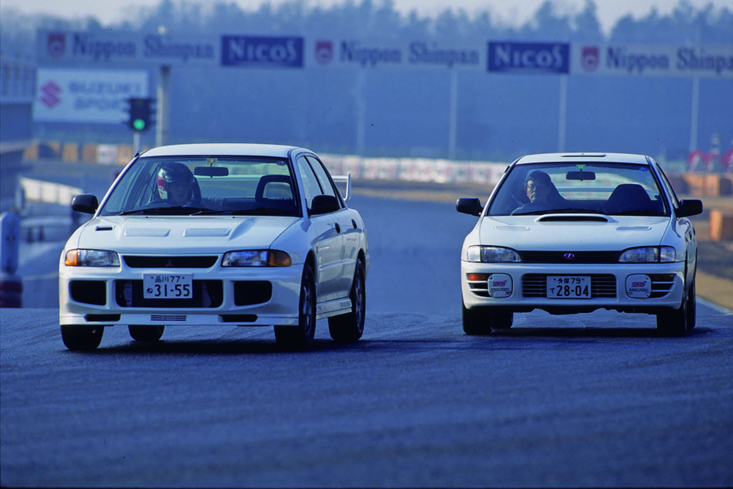 三菱ランサーエボリューションとスバル・インプレッサWRXの走行シーン 〜 画像2