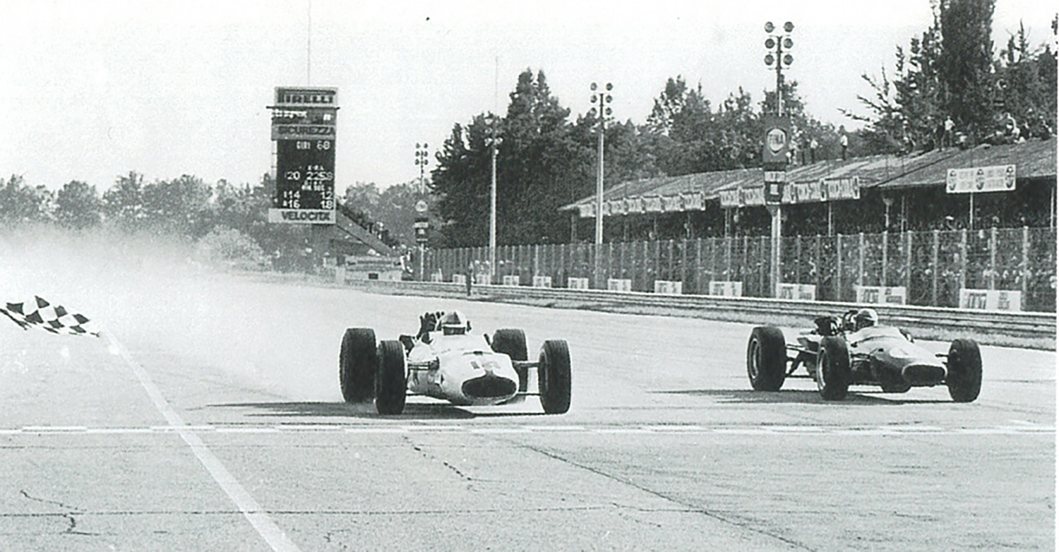 1967年のイタリアGPでチェッカーフラッグを受けるホンダF1