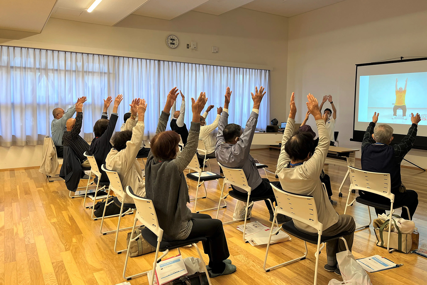 椅子に座ったまま行うストレッチ運動 〜 画像13