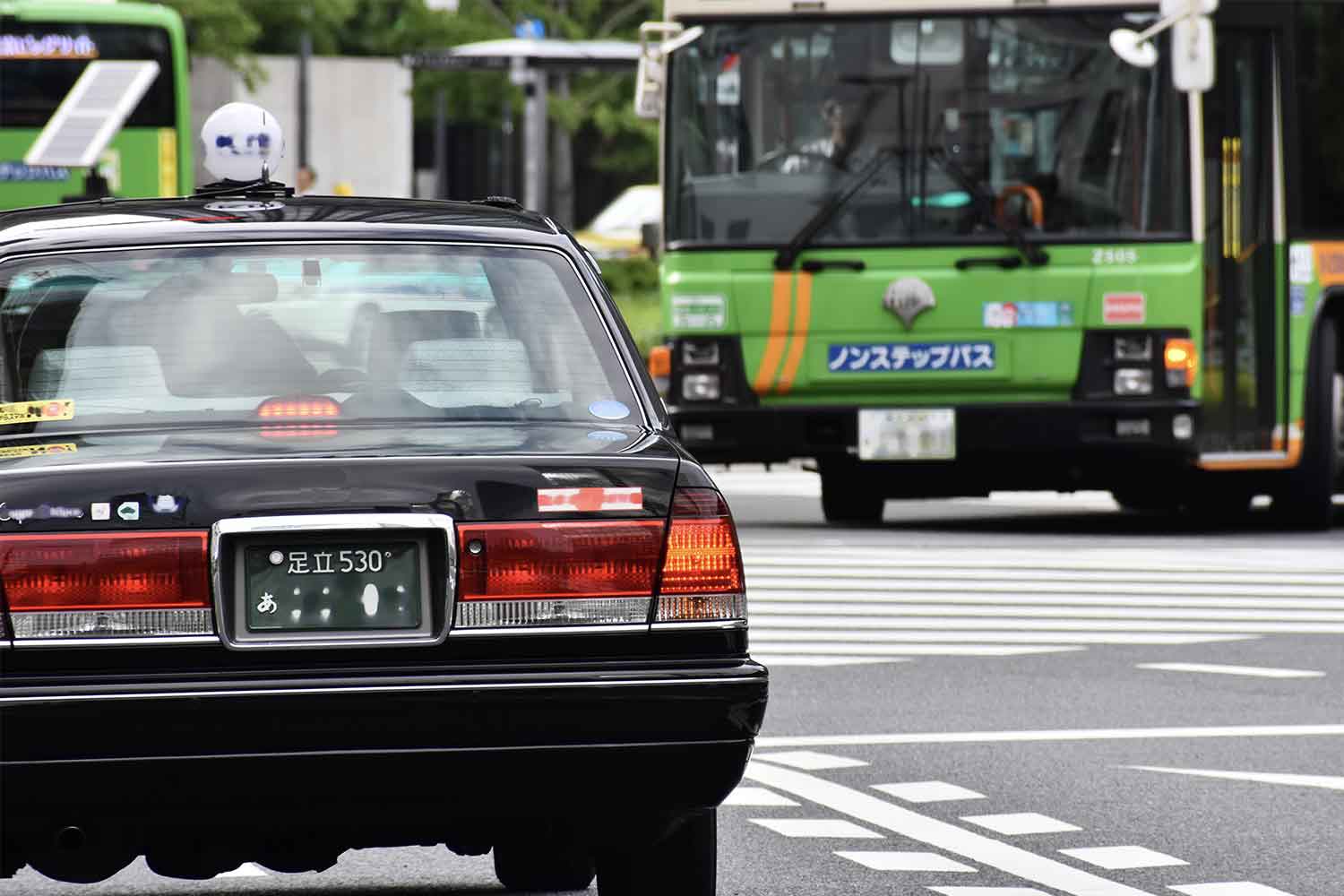 タクシーとバスのイメージ