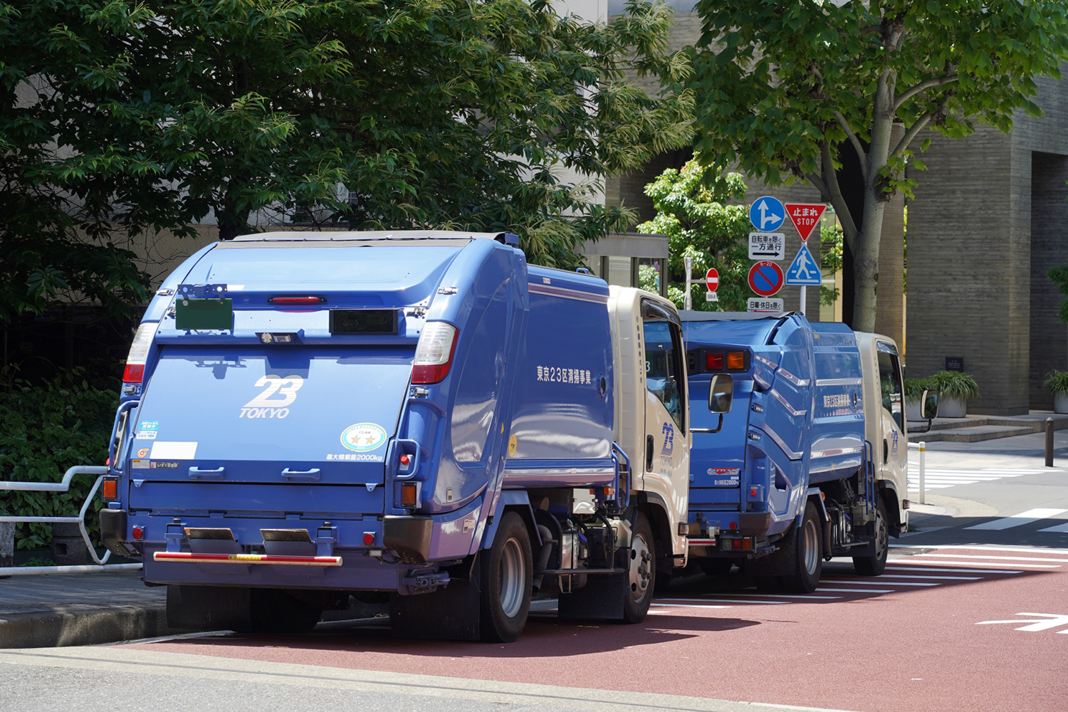 街を走行するごみ収集車