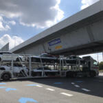【画像】車両総重量２万kgだぞ！　荷物満載の大型トラックはそう簡単に止まれない！　急に割り込む乗用車は自殺行為だと知るべき 〜 画像3