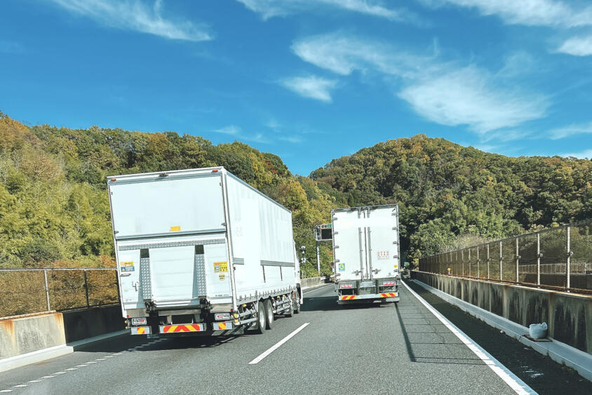 車両総重量２万kgだぞ！　荷物満載の大型トラックはそう簡単に止まれない！　急に割り込む乗用車は自殺行為だと知るべき