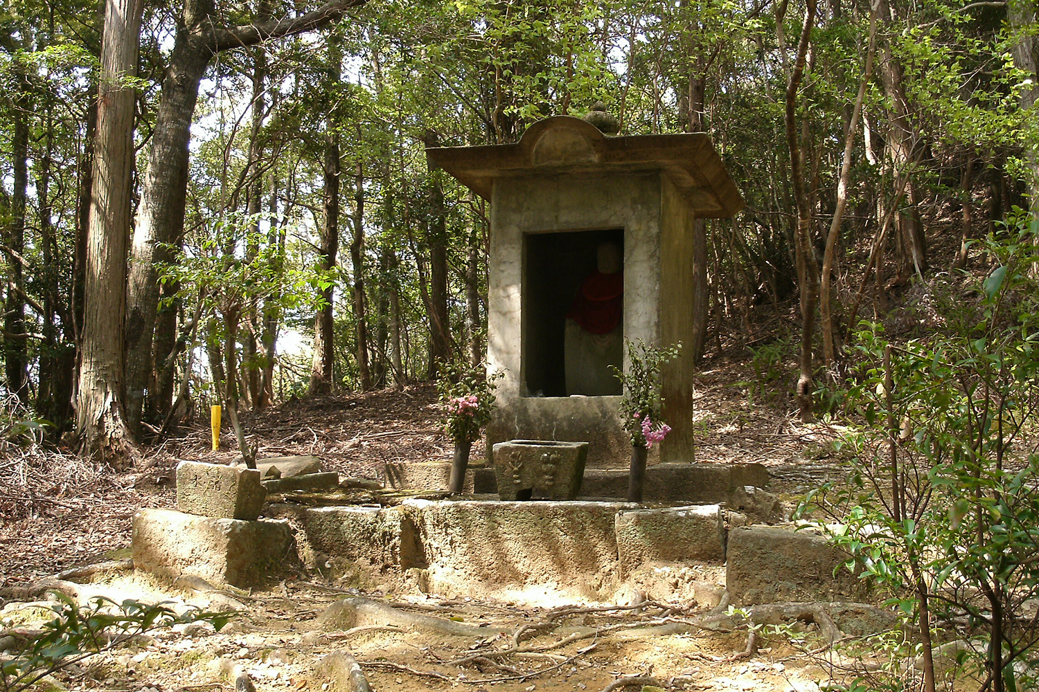 地蔵峠に建つ祠