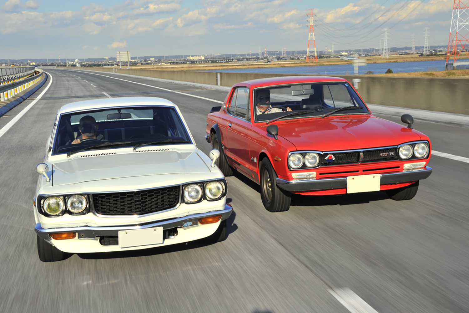 マツダ・サバンナRX-3と日産スカイラインGT-Rの並走