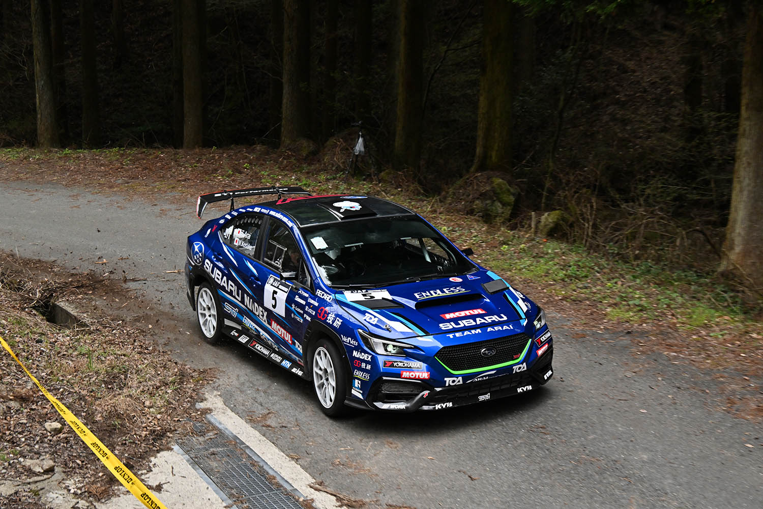 全日本ラリー選手権に参戦中のスバルWRX S4の走行シーン