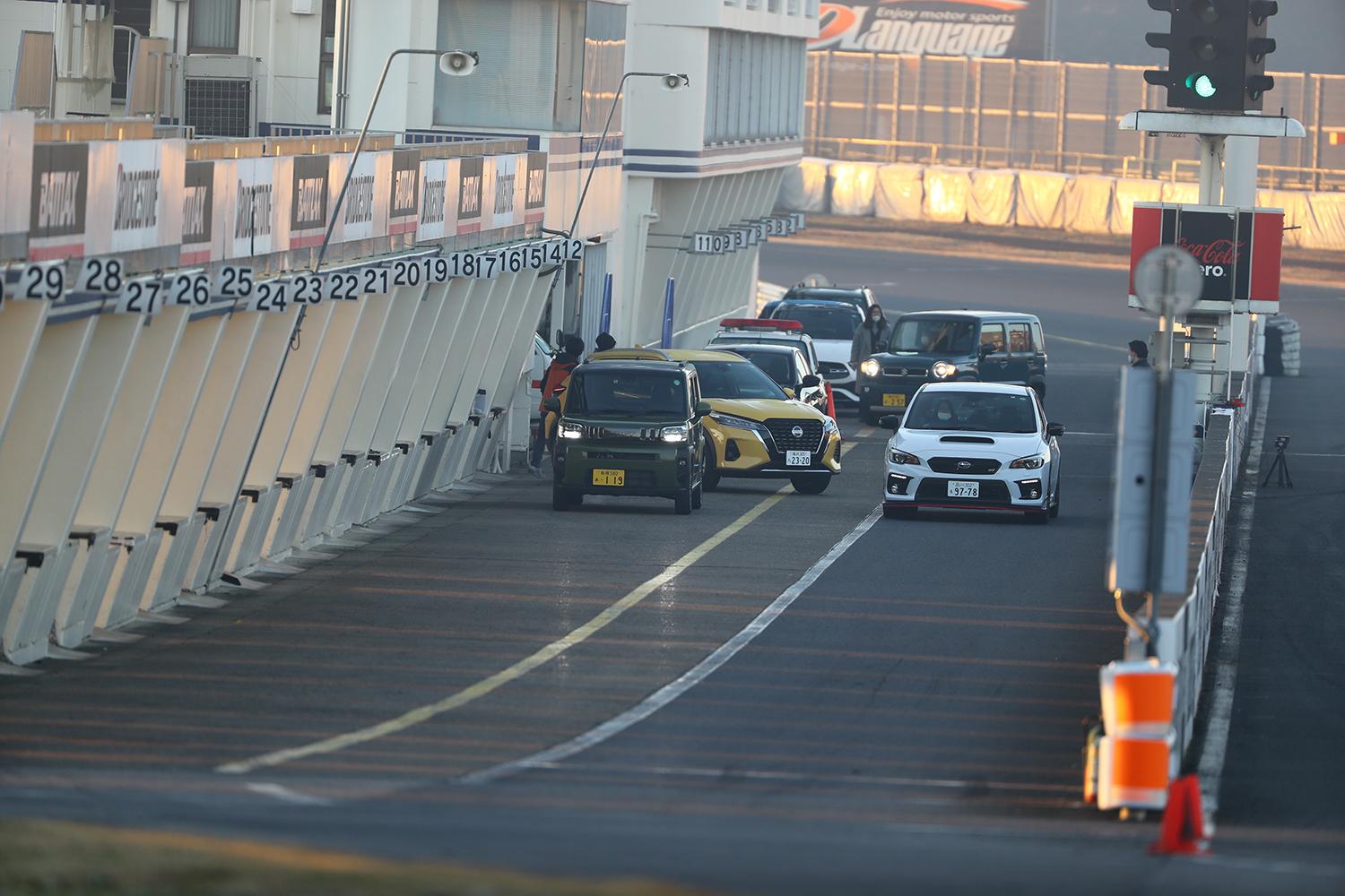 筑波サーキットのピットレーン
