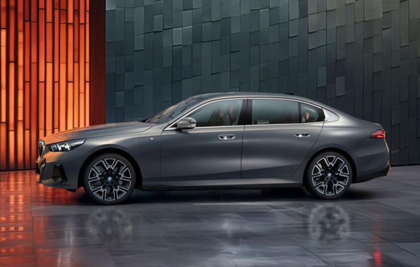 ホイールベースをグーンと伸ばして快適性は７シリーズ並み！　BMW５シリーズに「Exclusive M Sport」モデルを追加