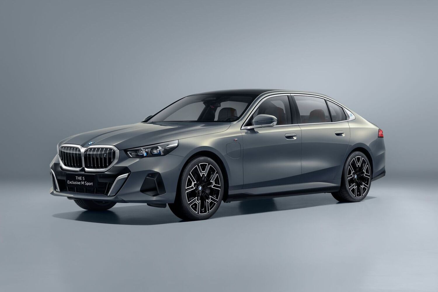 「BMW 525Li Exclusive M Sport」と「BMW i5 eDrive35L Exclusive M Sport」のフロントスタイル