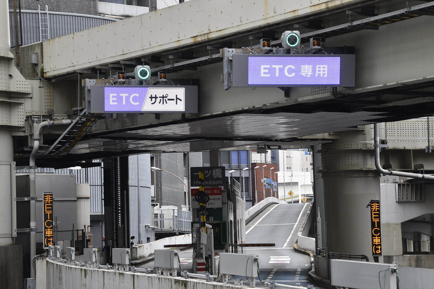 サポートレーンの設けられた高速道路入口