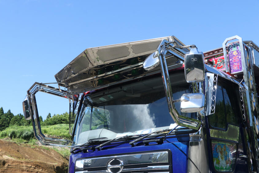 一般人から見たらド派手な装甲車のようなデコトラ！　バンパーもミラーも凶器のようだけど安全性は大丈夫？