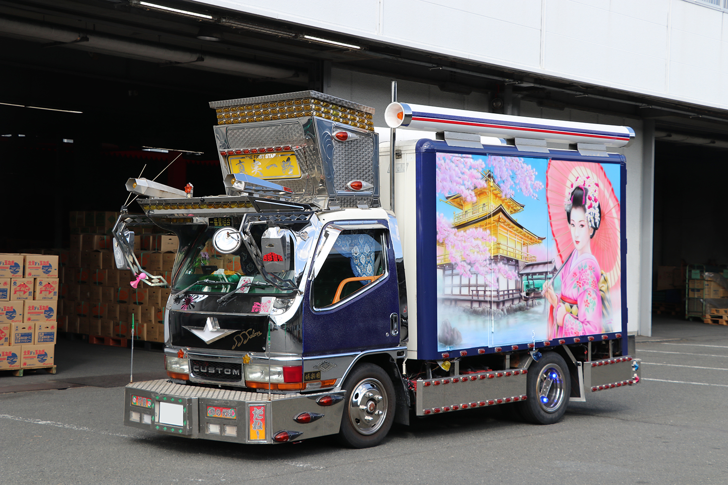 京都のオーナーが仕上げたデコトラの内部に潜入