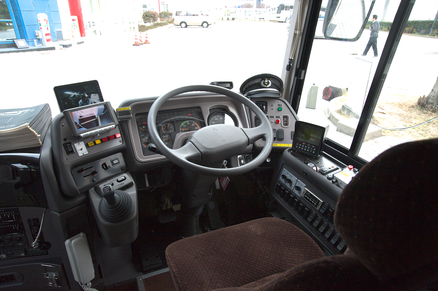 三菱ふそう エアロキングの運転席 〜 画像5