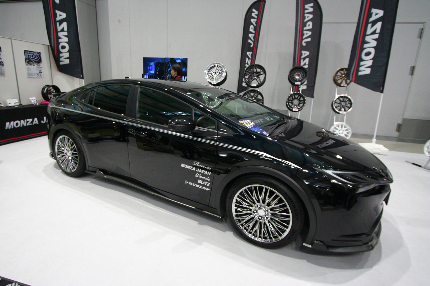 「MONZA JAPAN」の新作ホイール「Warvic CLYVER」を履いたトヨタ・プリウス