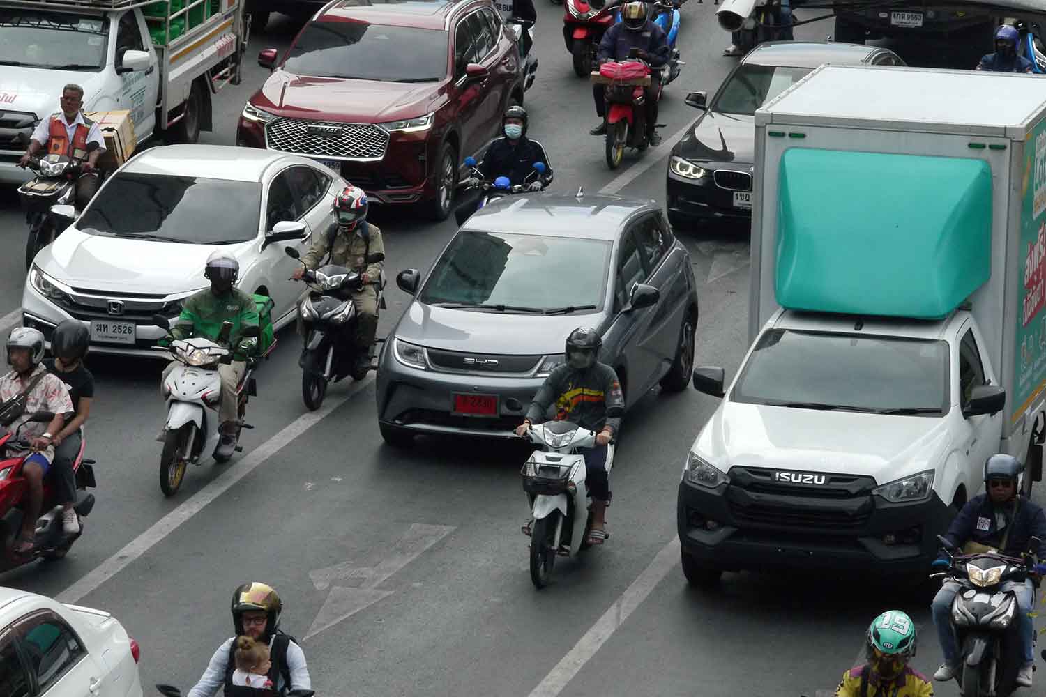 タイの街なかを走るBYDドルフィン