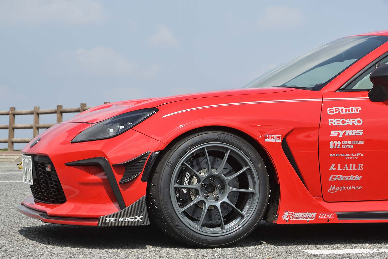 スーパーオートバックスサンシャイン神戸のGR86のフロントエンドのサイドビュー 〜 画像85