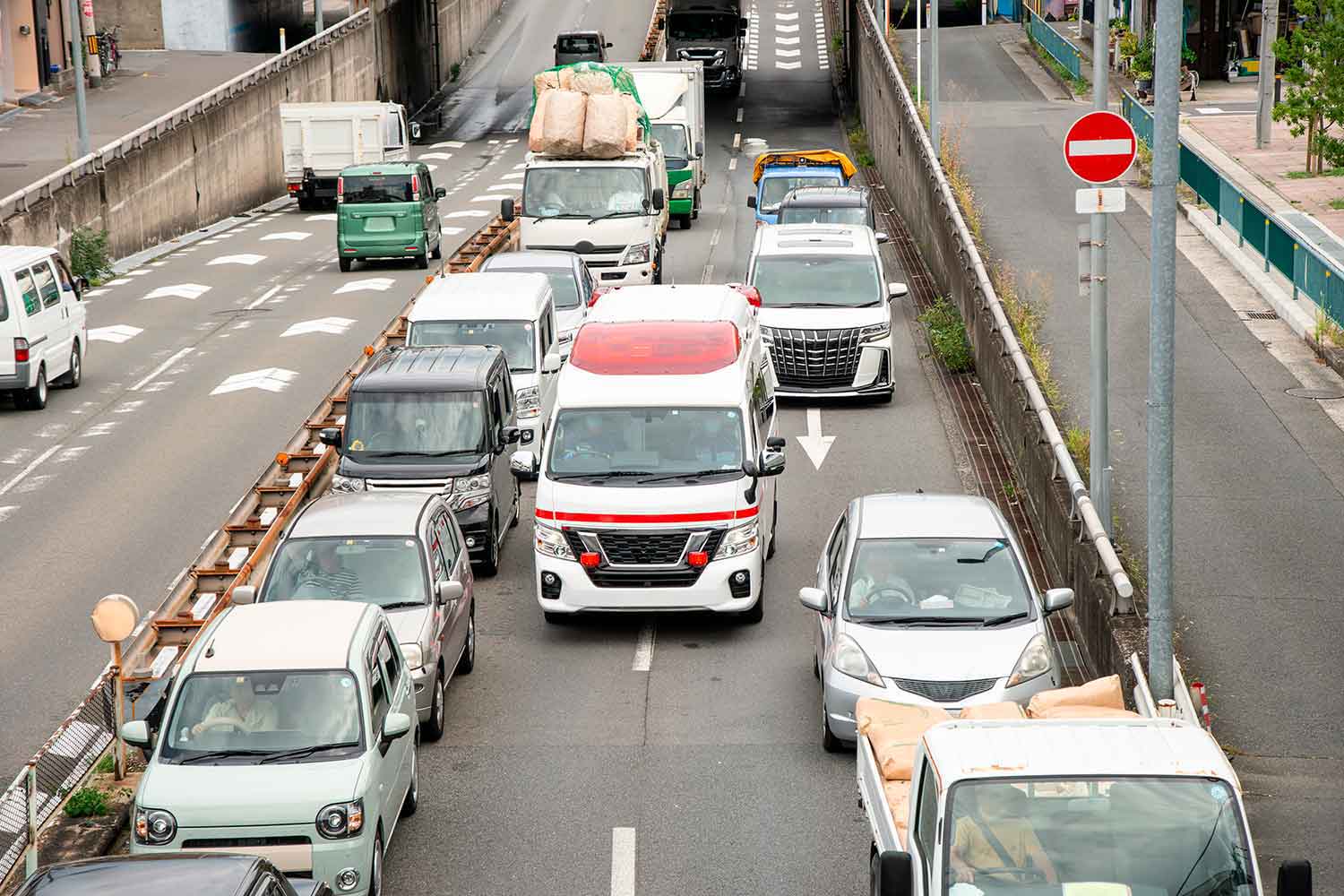 緊急走行をする救急車