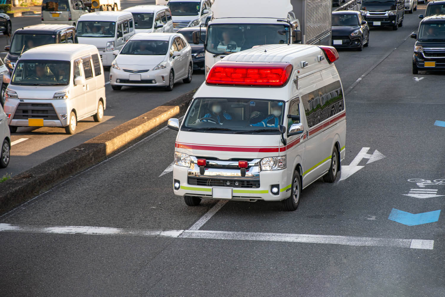 救急車の走行シーン