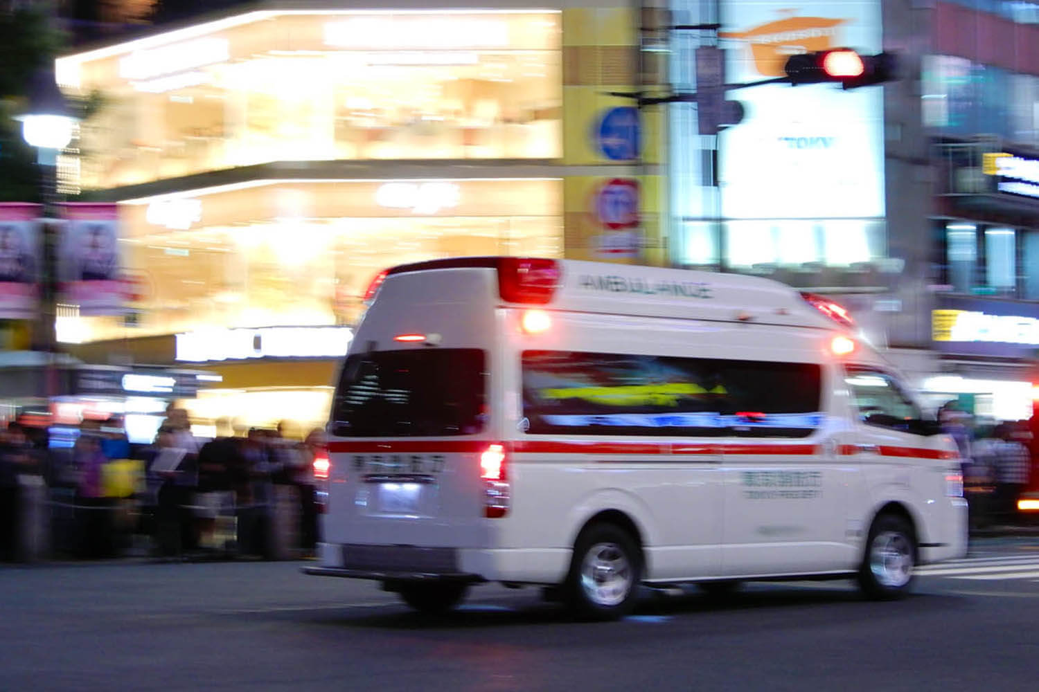 赤色灯をつけて走る救急車