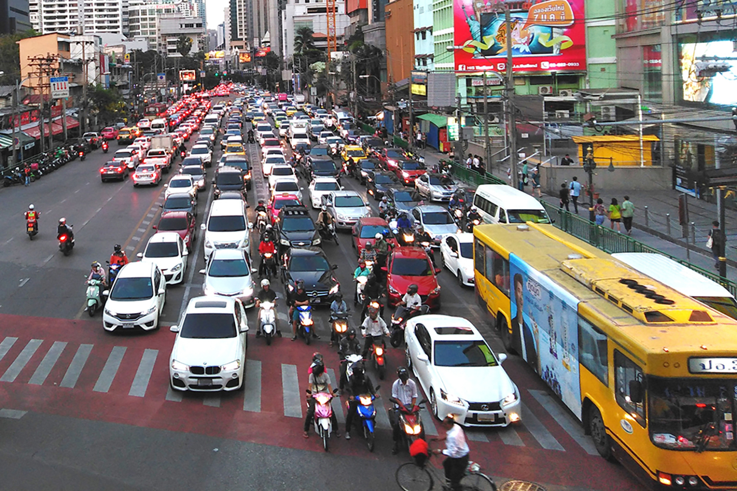 タイでの新車販売台数が前年比マイナス20万台と激減してた