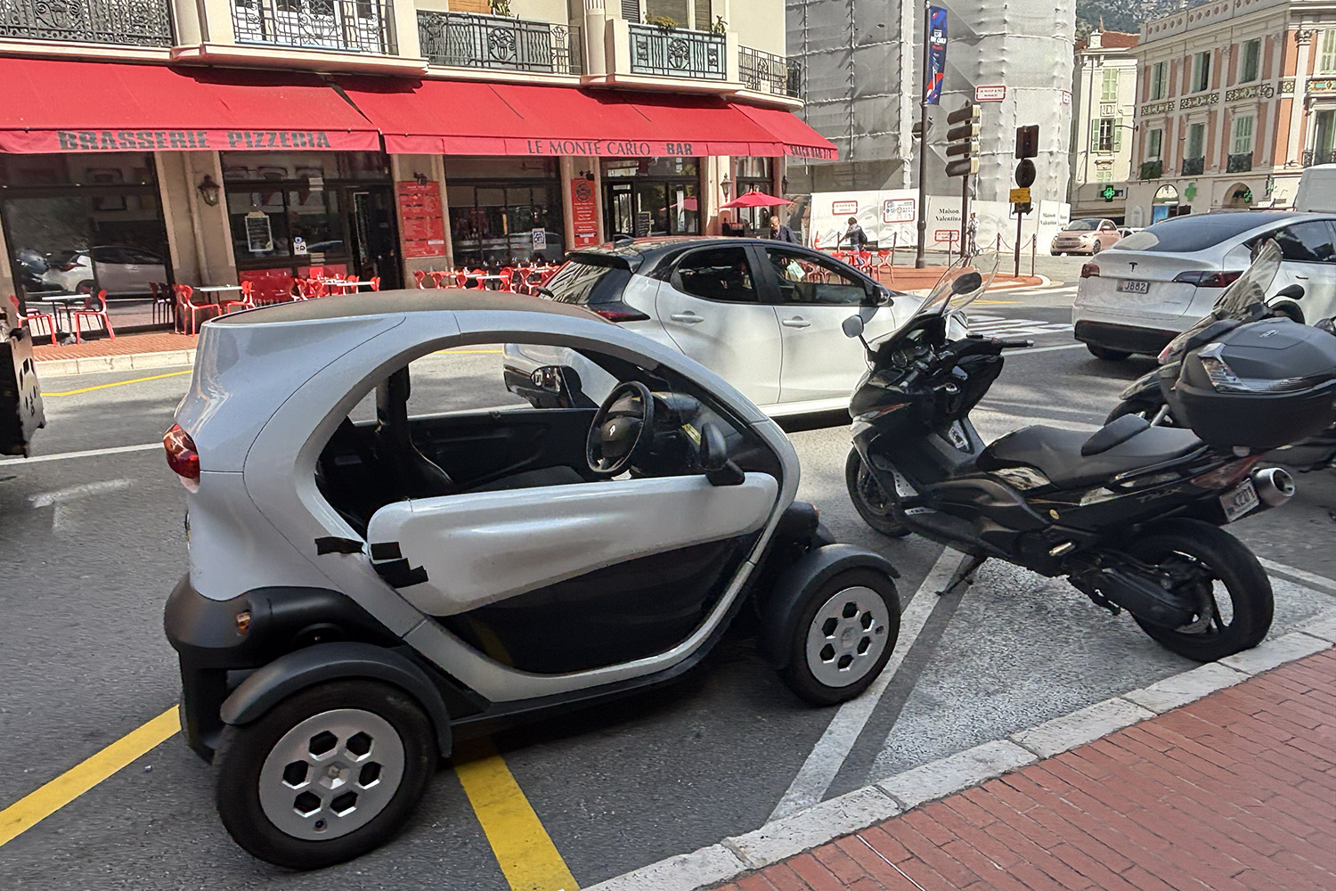駐車スペースが限られてて坂道も多いモナコには最適な乗りものだった 〜 画像1