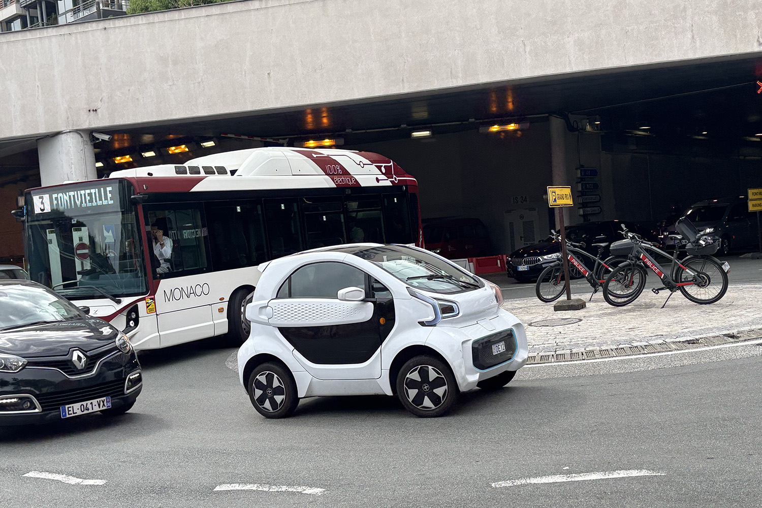 駐車スペースが限られてて坂道も多いモナコには最適な乗りものだった 〜 画像4