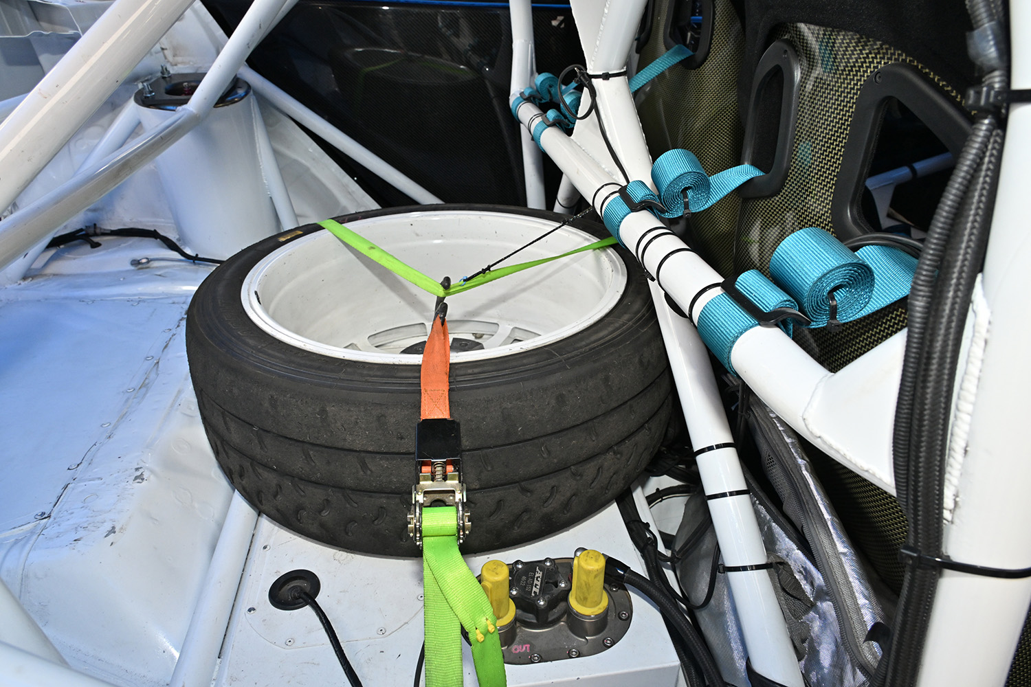 ラリー競技車のラゲッジに積まれたスペアタイヤ