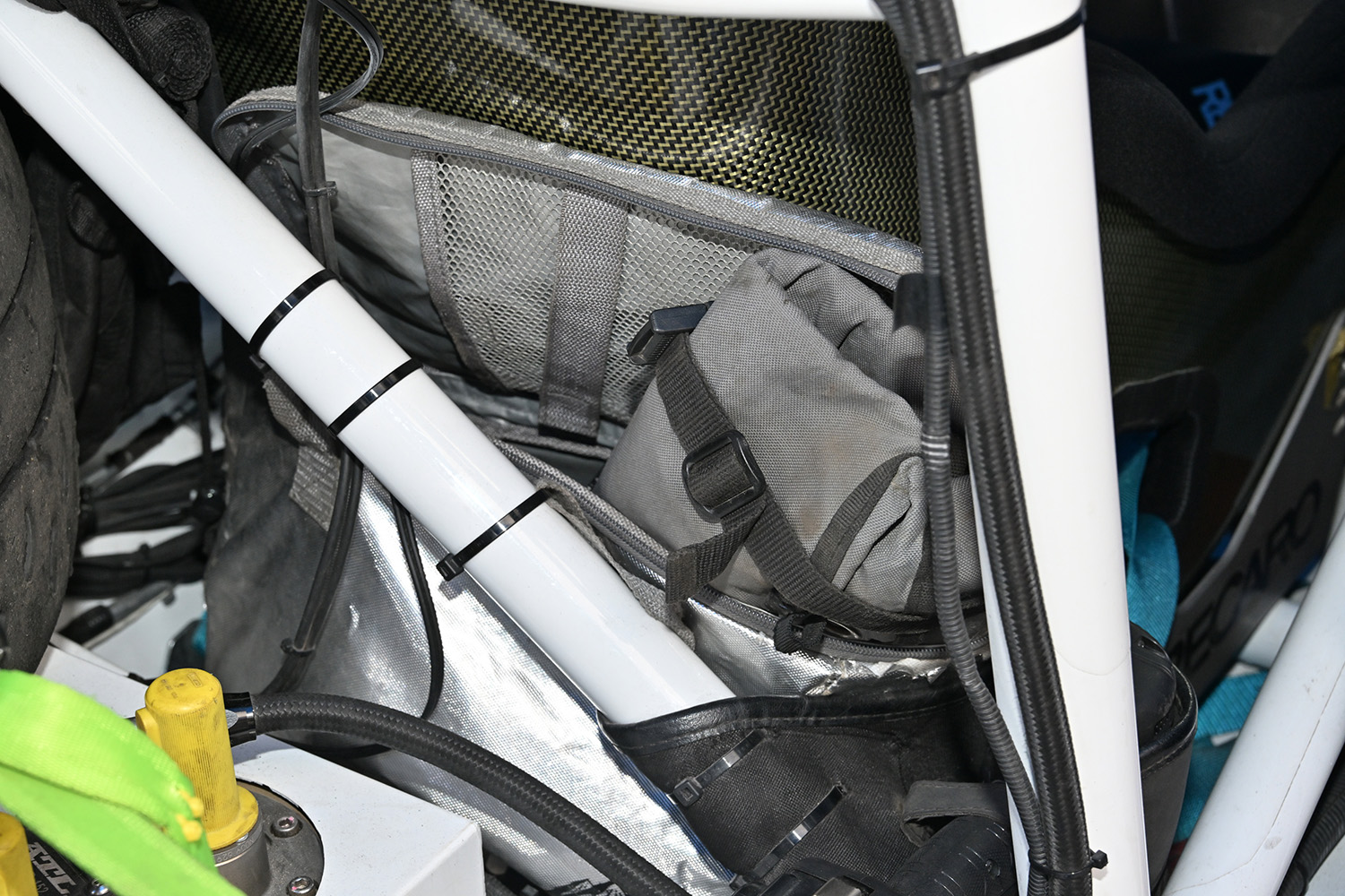 ラリー競技車のロールケージなどに固定された工具など 〜 画像10